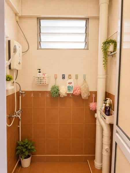 124 Lorong 1 Toa Payoh, 124 Lorong 1 Toa Payoh, 2 Bedrooms, 850 sqft, HDB Flat For Sale, by Patrick Ang, 500073499 - Bathroom - PropertyGuru.com.sg