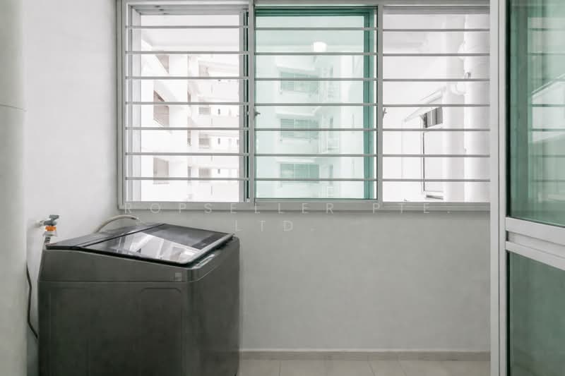 292B Bukit Batok East Avenue 6 HDB Flat For Sale at S$ 920,000 | PropertyGuru Singapore - Balcony