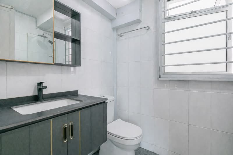 292B Bukit Batok East Avenue 6 HDB Flat For Sale at S$ 920,000 | PropertyGuru Singapore - Bathroom