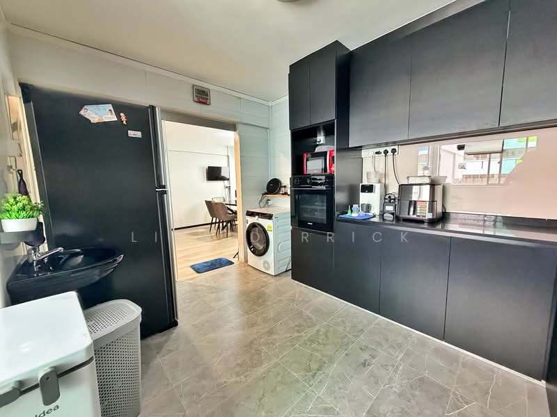 643 Yishun Street 61 HDB Flat For Sale at S$ 978,000 | PropertyGuru Singapore - Kitchen