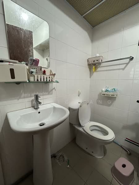 548A Segar Road HDB Flat For Sale at S$ 500,000 | PropertyGuru Singapore - Bathroom