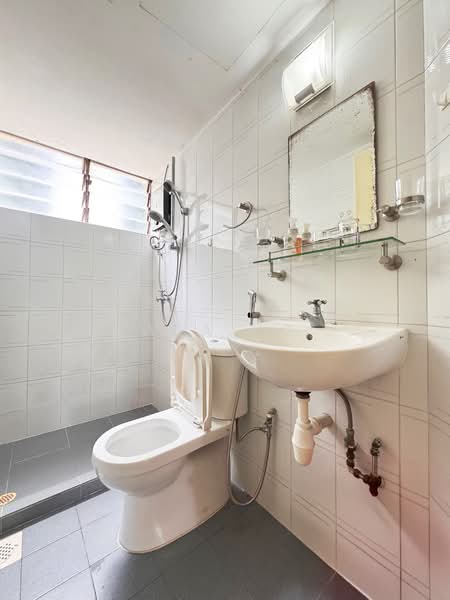 Pandan Valley Condominium For Sale at S$ 2,500,000 | PropertyGuru Singapore - Bathroom 3 