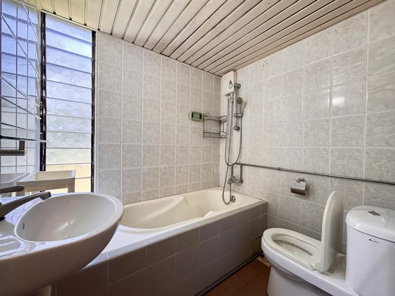 Pandan Valley Condominium For Sale at S$ 2,500,000 | PropertyGuru Singapore - Bathroom 1 (Ensuite)