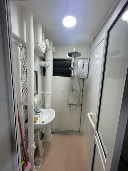 86 Redhill Close HDB Flat For Sale at S$ 450,000 | PropertyGuru Singapore - Bathroom