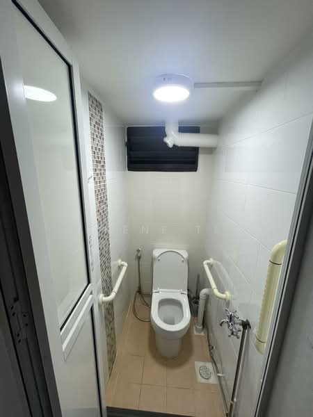 86 Redhill Close HDB Flat For Sale at S$ 450,000 | PropertyGuru Singapore - Bathroom