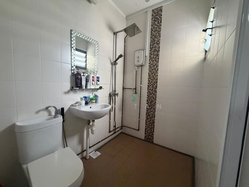 781 Yishun Ring Road HDB Flat For Sale at S$ 459,999 | PropertyGuru Singapore - Bathroom