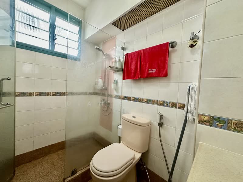 689D Woodlands Drive 75 HDB Flat For Sale at S$ 535,000 | PropertyGuru Singapore - Bathroom