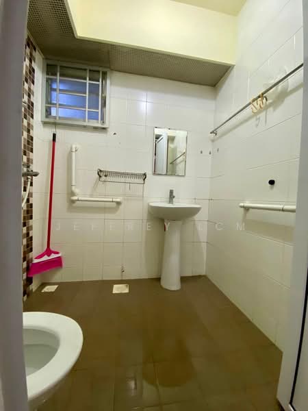 310C Ang Mo Kio Avenue 1, 310C Ang Mo Kio Avenue 1, 2 Bedrooms, 1,001 sqft, HDB Flat For Rent, by Jeffrey LCM, 500073595 - Bathroom - PropertyGuru.com.sg