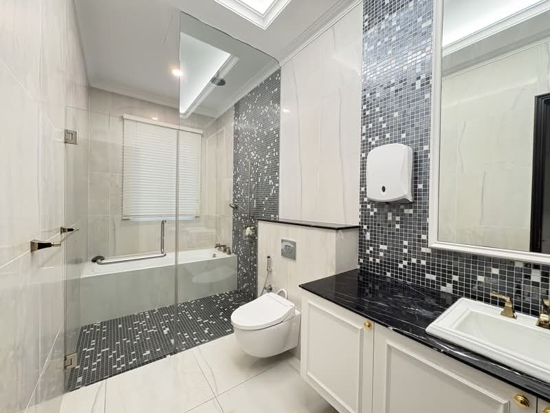 Good Class Bungalow For Immediate Lease, Tanglin Park / Ridley Park / Chatsworth / Bishopsgate, 7 Bedrooms, 14,500 sqft, Good Class Bungalow For Rent, by James Tay, 500073609 - Bathroom - PropertyGuru.com.sg