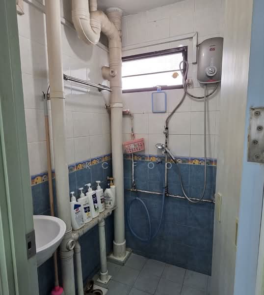 213 Boon Lay Place HDB Flat For Sale at S$ 385,000 | PropertyGuru Singapore - Bathroom