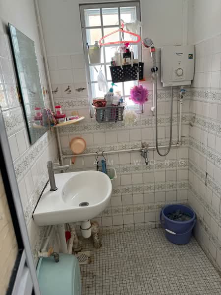 Cambridge Road Apartment For Sale at S$ 1,900,000 | PropertyGuru Singapore - Bathroom