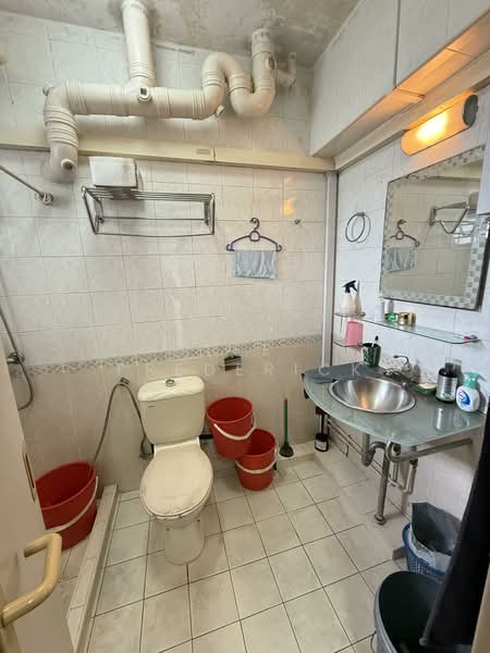 692B Choa Chu Kang Crescent HDB Flat For Sale at S$ 525,000 | PropertyGuru Singapore - Bathroom