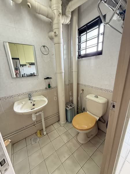 692B Choa Chu Kang Crescent HDB Flat For Sale at S$ 525,000 | PropertyGuru Singapore - Bathroom