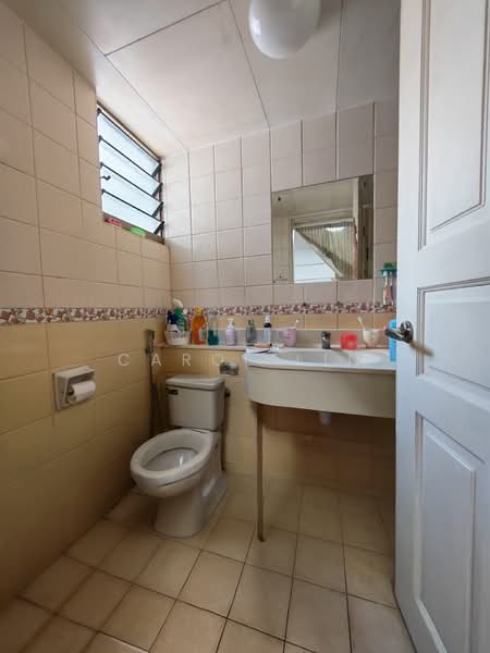678A Jurong West Street 64 HDB Flat For Sale at S$ 660,000 | PropertyGuru Singapore - Bathroom