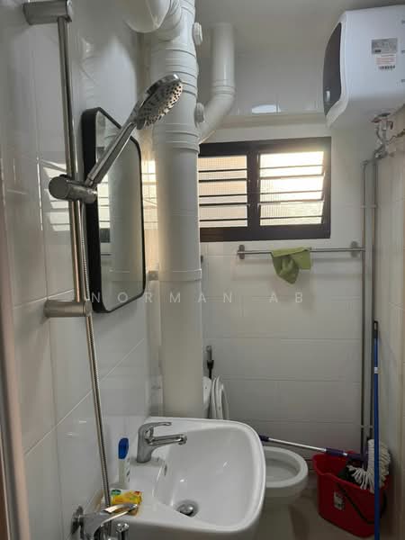 428 Woodlands Street 41, 428 Woodlands Street 41, 2 Bedrooms, 894 sqft, HDB Flat For Rent, by Norman AB, 500073836 - Bathroom - PropertyGuru.com.sg