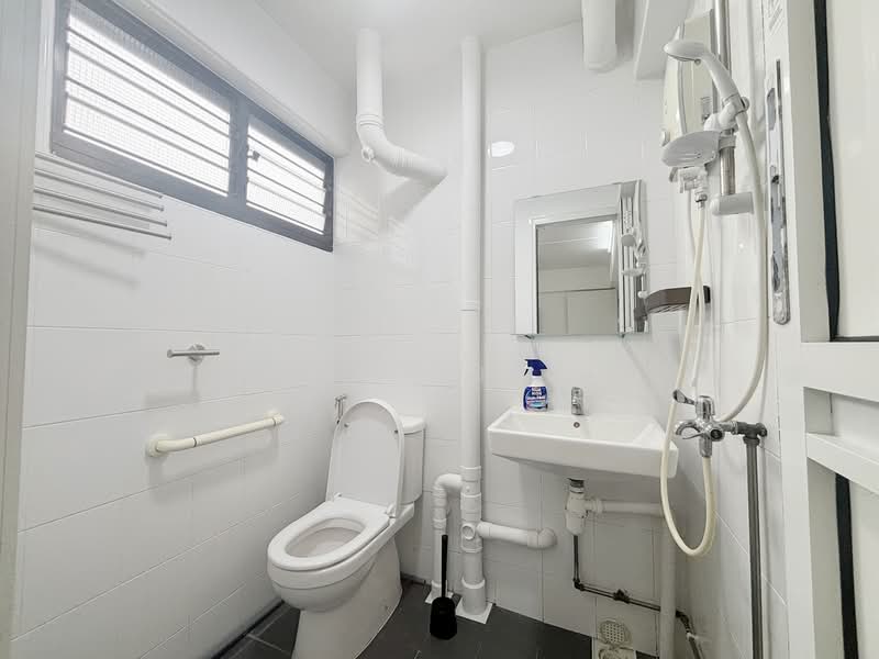 172 Woodlands Street 13, 172 Woodlands Street 13, 3 Bedrooms, 979 sqft, HDB Flat For Rent, by Nat Tjew, 500073848 - Bathroom - PropertyGuru.com.sg
