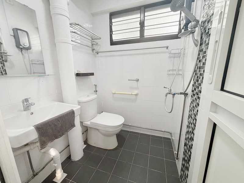 172 Woodlands Street 13, 172 Woodlands Street 13, 3 Bedrooms, 979 sqft, HDB Flat For Rent, by Nat Tjew, 500073848 - Bathroom - PropertyGuru.com.sg