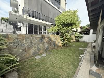 For Sale - ✨Corner Terrace Large land size ✨1km Nan Hua✨ Wide frontage