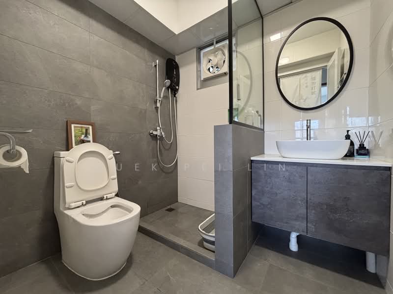 876C Tampines Avenue 8 HDB Flat For Sale at S$ 788,888 | PropertyGuru Singapore - Bathroom