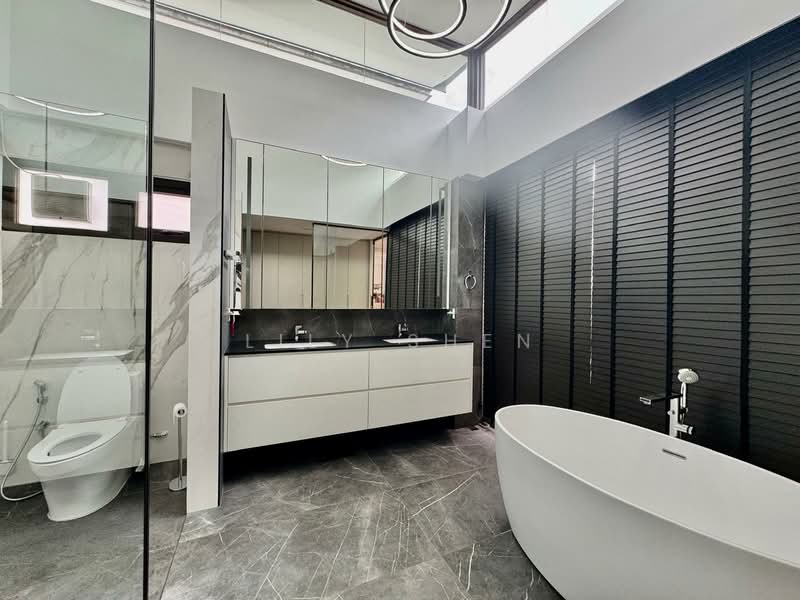 Bukit Timah Huge Corner Terrace 5,163 sqft Corner Terrace For Sale at S$ 10,500,000 | PropertyGuru Singapore