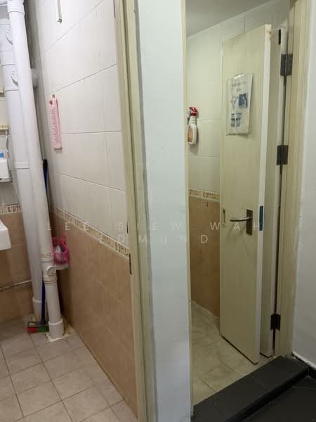 204 Toa Payoh North HDB Flat For Sale at S$ 518,000 | PropertyGuru Singapore - Bathroom