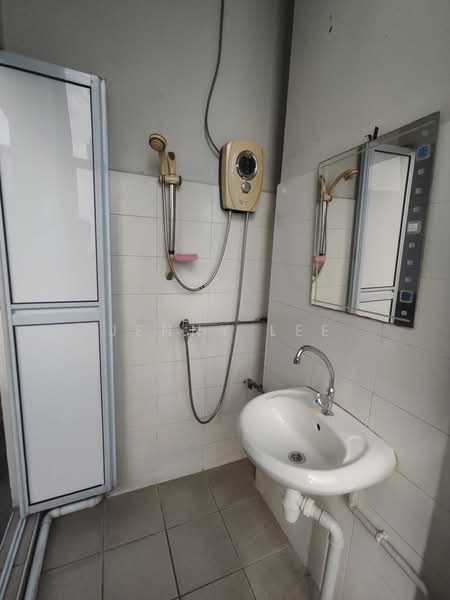 Wcega Plaza, 1 Bukit Batok Crescent, 2,605 sqft, Light Industrial (B1) For Sale, by Jenny Lee, 500073879 - Bathroom - CommercialGuru.com.sg