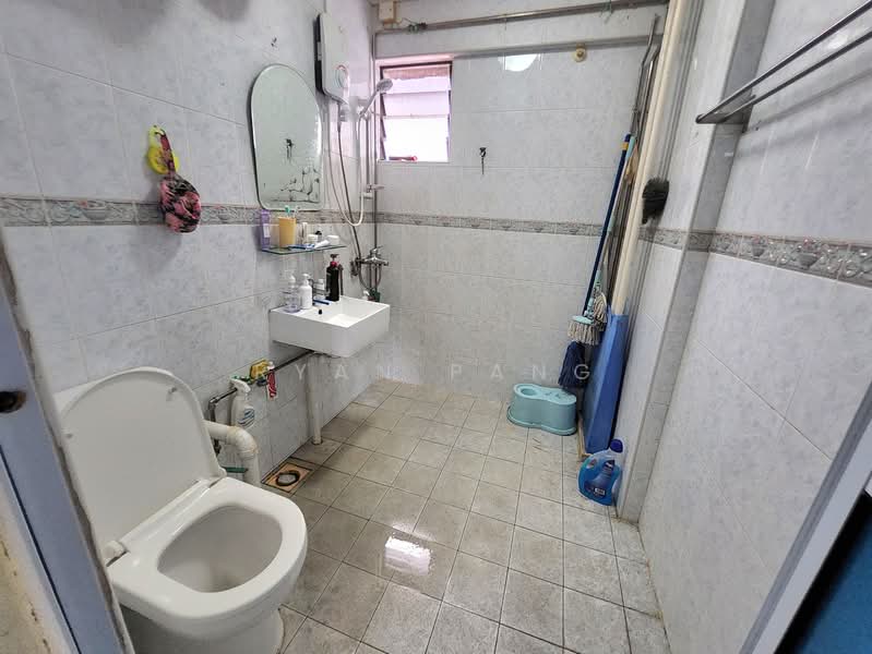 72 Bedok South Avenue 3 HDB Flat For Sale at S$ 730,000 | PropertyGuru Singapore - Common Bathroom