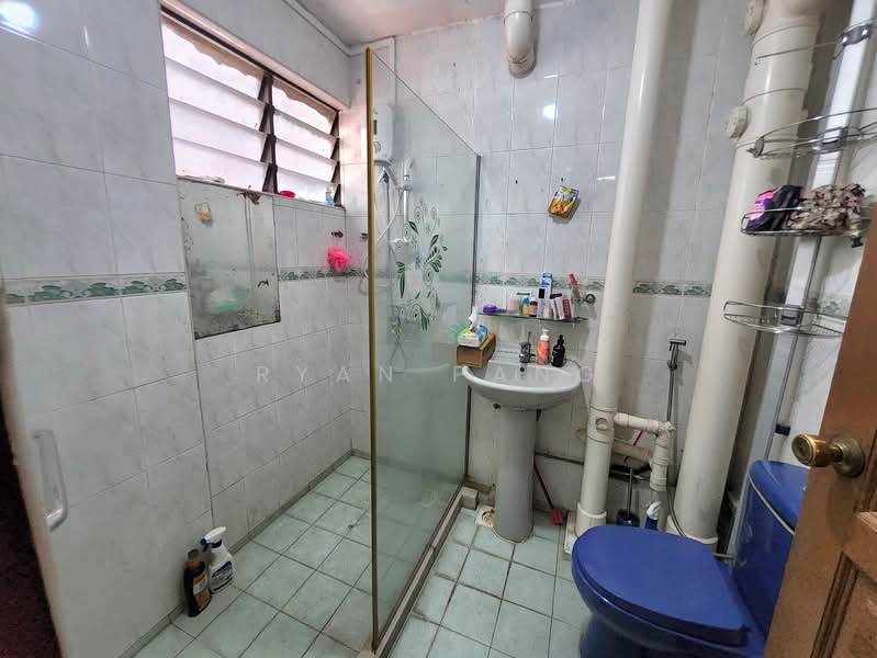72 Bedok South Avenue 3 HDB Flat For Sale at S$ 730,000 | PropertyGuru Singapore - Master Bathroom