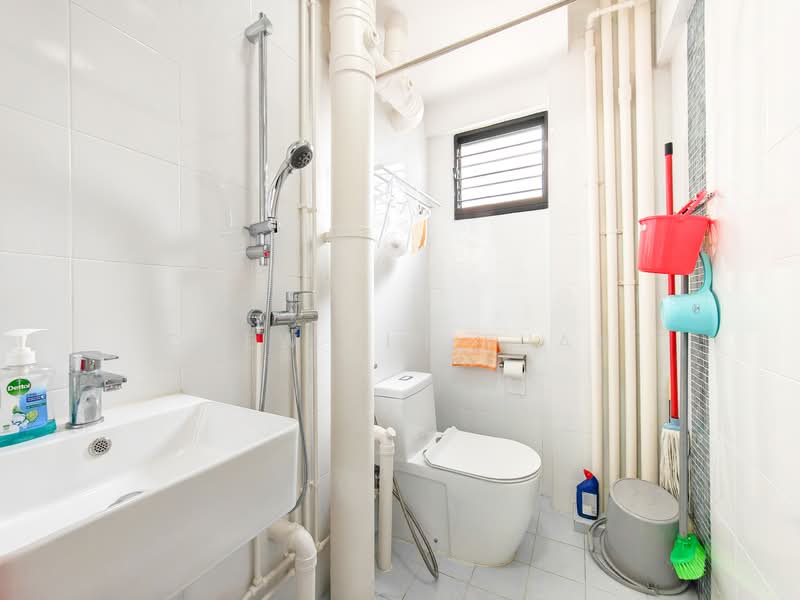 139 Potong Pasir Avenue 3 HDB Flat For Sale at S$ 620,000 | PropertyGuru Singapore - Bathroom