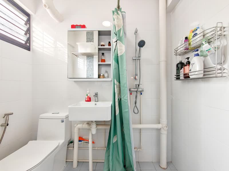 139 Potong Pasir Avenue 3 HDB Flat For Sale at S$ 620,000 | PropertyGuru Singapore - Master Bathroom
