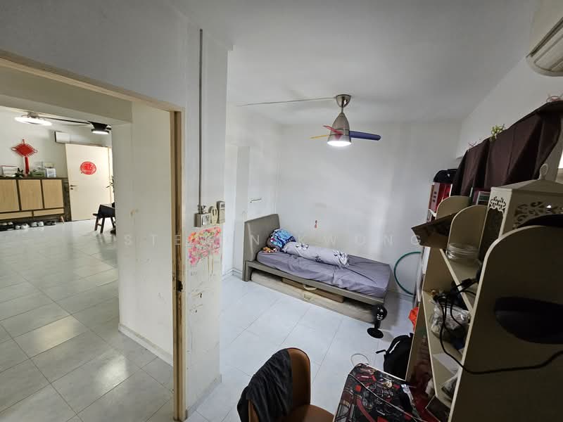 668C Jurong West Street 64 HDB Flat For Sale at S$ 570,000 | PropertyGuru Singapore - Bedroom