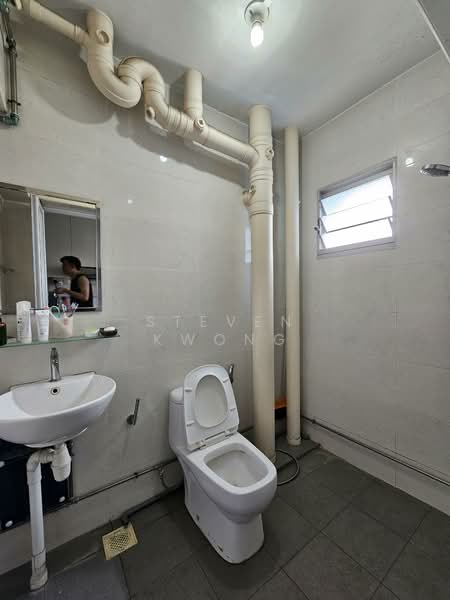 668C Jurong West Street 64 HDB Flat For Sale at S$ 570,000 | PropertyGuru Singapore - Bathroom