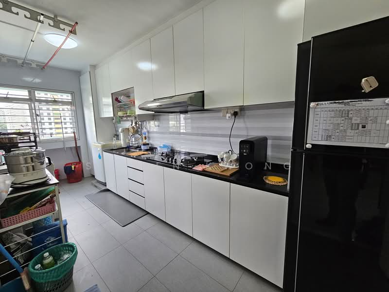 668C Jurong West Street 64 HDB Flat For Sale at S$ 570,000 | PropertyGuru Singapore - Kitchen