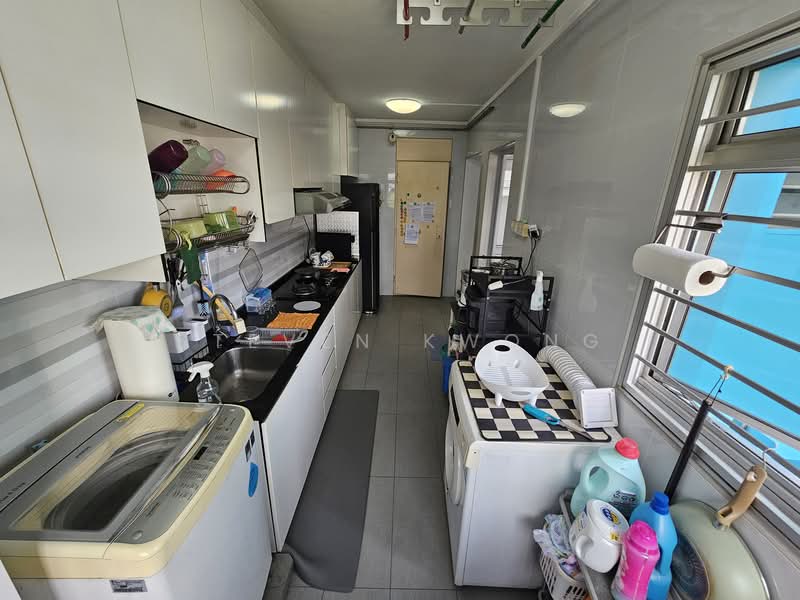 668C Jurong West Street 64 HDB Flat For Sale at S$ 570,000 | PropertyGuru Singapore - Kitchen