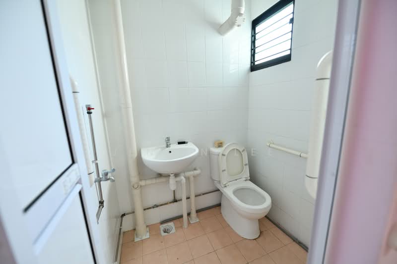 543 Bedok North Street 3 HDB Flat For Sale at S$ 580,000 | PropertyGuru Singapore - Master bedroom toilet