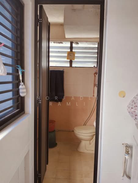 703 Yishun Avenue 5 HDB Flat For Sale at S$ 500,000 | PropertyGuru Singapore - Bathroom
