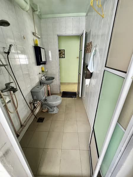 163 Gangsa Road HDB Flat For Sale at S$ 785,000 | PropertyGuru Singapore - Bathroom
