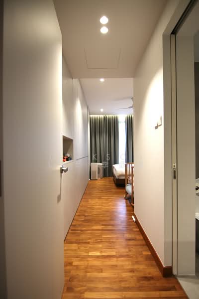 The Waterina Condominium For Sale at S$ 2,350,000 | PropertyGuru Singapore - Master Bedroom