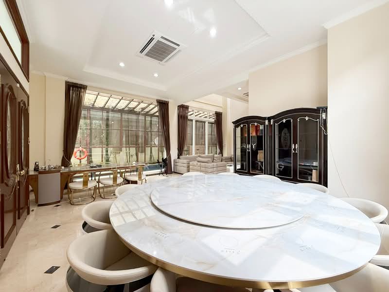 EXCLUSIVE! STUNNING DETACHED FAMILY HOME IN QUIET CUL-DE SAC @ TREVOSE LOCALE! 1KM TO SCGS! Detached House For Sale at S$ 17,000,000 | PropertyGuru Singapore - Dining Room