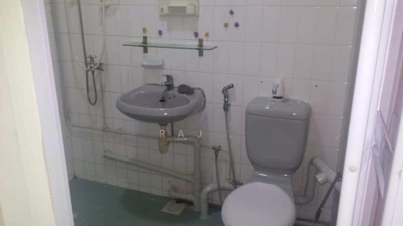 157 Tampines Street 12, 157 Tampines Street 12, 3 Bedrooms, 1,200 sqft, HDB Flat For Rent, by Raj ., 500074122 - Bathroom - PropertyGuru.com.sg