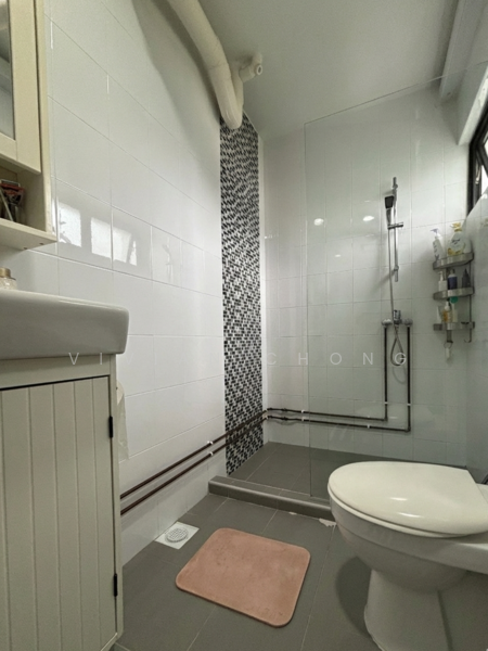 512 Bukit Batok Street 52 HDB Flat For Sale at S$ 860,000 | PropertyGuru Singapore - Bathroom