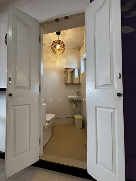 512 Bukit Batok Street 52 HDB Flat For Sale at S$ 860,000 | PropertyGuru Singapore - Bathroom