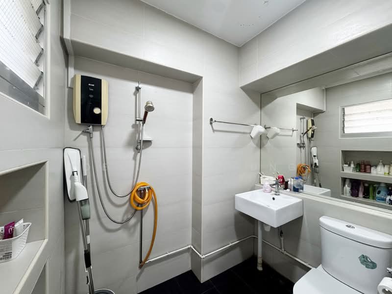 210 Pasir Ris Street 21 HDB Flat For Sale at S$ 850,000 | PropertyGuru Singapore - Common Bathroom
