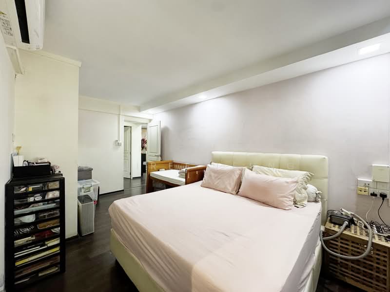 210 Pasir Ris Street 21 HDB Flat For Sale at S$ 850,000 | PropertyGuru Singapore - Master Bedroom