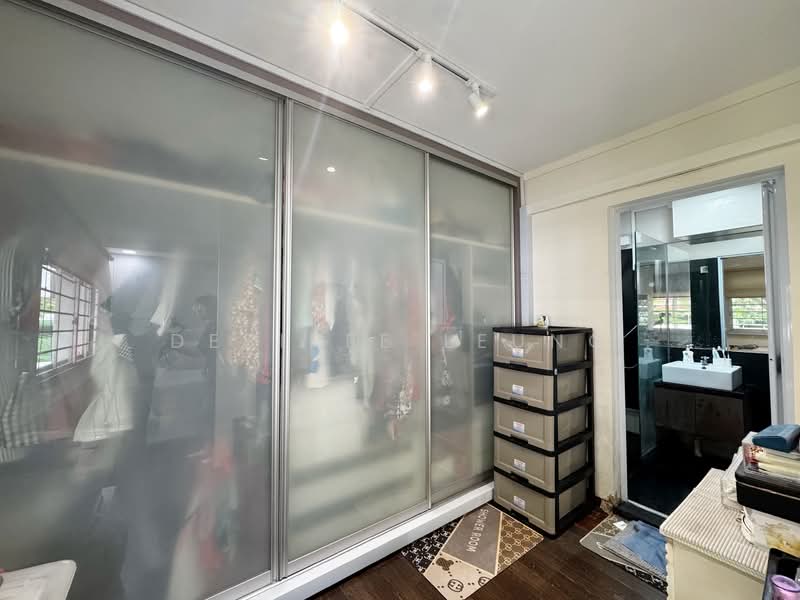 210 Pasir Ris Street 21 HDB Flat For Sale at S$ 850,000 | PropertyGuru Singapore - Master Bedroom Walk In Wardrobe