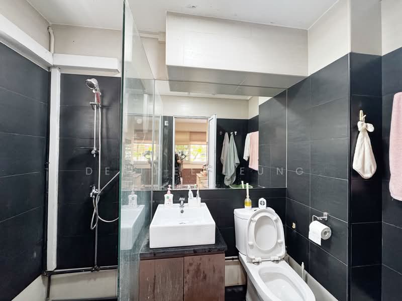 210 Pasir Ris Street 21 HDB Flat For Sale at S$ 850,000 | PropertyGuru Singapore - Master Bathroom