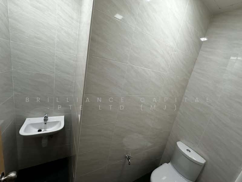 E-Centre @ Redhill, 3791 Jalan Bukit Merah, 2,863 sqft, Light Industrial (B1) For Rent, by MJ ZHUO, 500074236 - Bathroom - CommercialGuru.com.sg