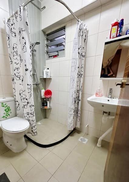 56 Teban Gardens Road, 56 Teban Gardens Road, Boon Lay / Jurong / Tuas, 3 Bedrooms, 990 sqft, HDB Flat For Sale, by Jasmine Tan, 500074255 - Bathroom - PropertyGuru.com.sg