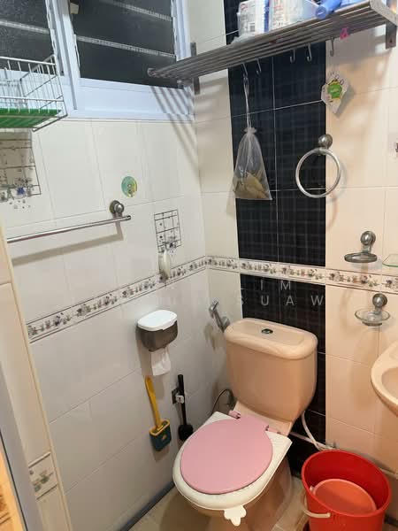 698 Hougang Street 61, 698 Hougang Street 61, Room Rental, 200 sqft, HDB Flat For Rent, by Tiong Lim Marcus Suaw, 500074266 - Bathroom - PropertyGuru.com.sg