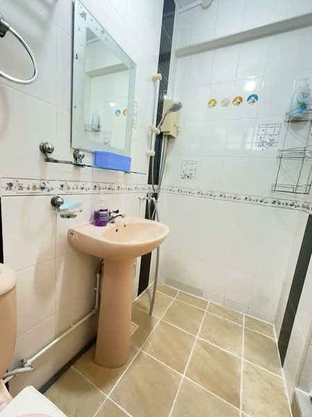 698 Hougang Street 61, 698 Hougang Street 61, Room Rental, 200 sqft, HDB Flat For Rent, by Tiong Lim Marcus Suaw, 500074266 - Bathroom - PropertyGuru.com.sg